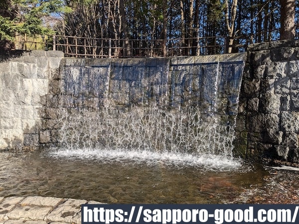 名水ふれあい公園の壁泉